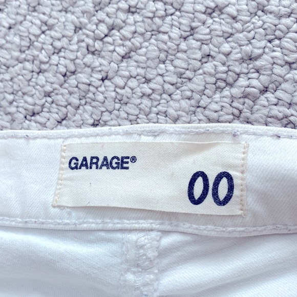 White ripped Retro highwasted jean shorts - Picture 3 of 3